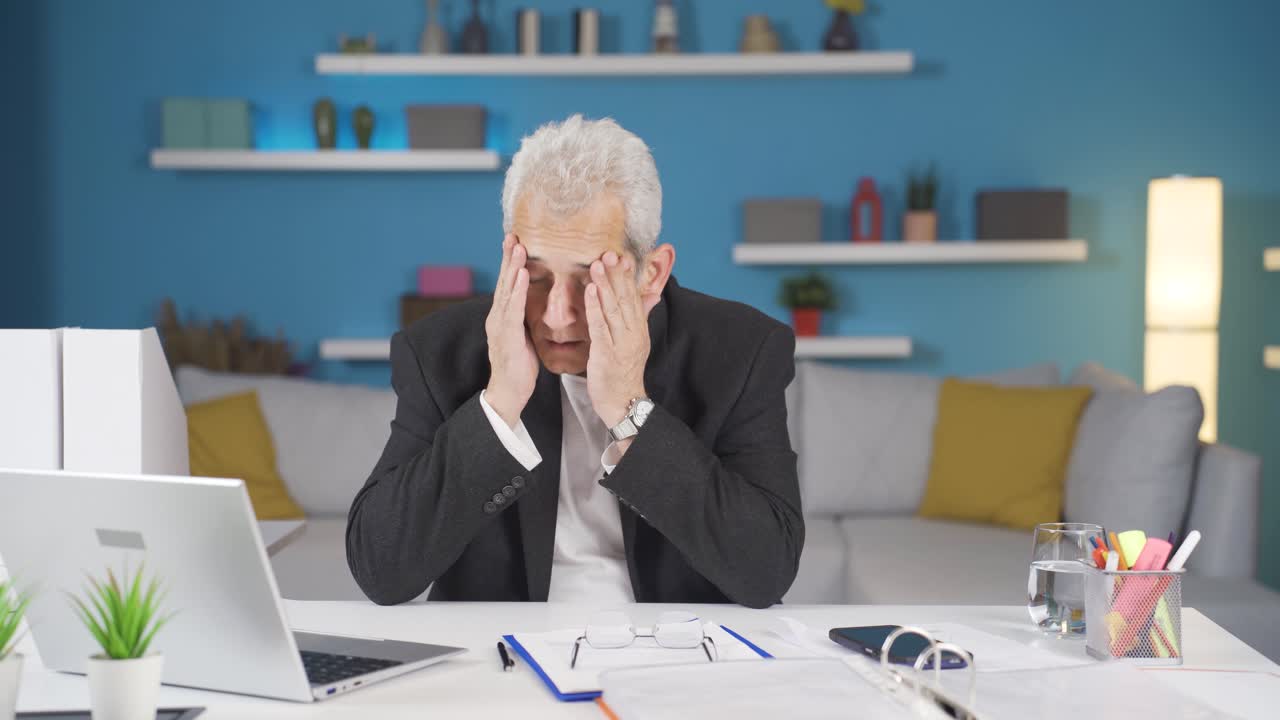 홈 오피스 근로자 남자는 피로가 있습니다.