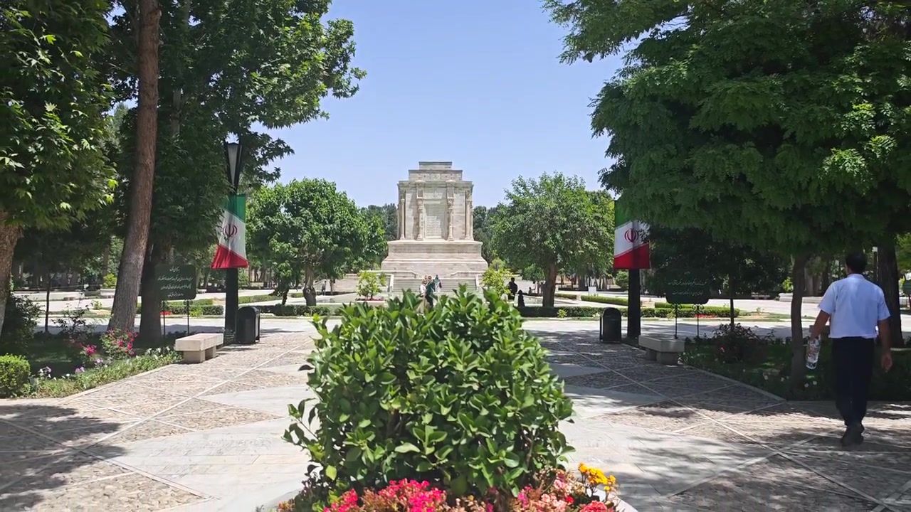 Tomba di Ferdowsi a Tus, Iran, circondata da giardini lussureggianti