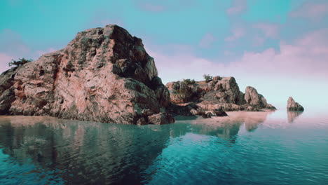 vue d'été des grottes marines et des falaises rocheuses