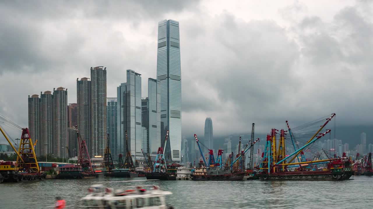 hong kong, china, vista en timelapse de los modernos rascacielos y buques de carga en el puerto de hong kong, uno de los puertos más concurridos del mundo