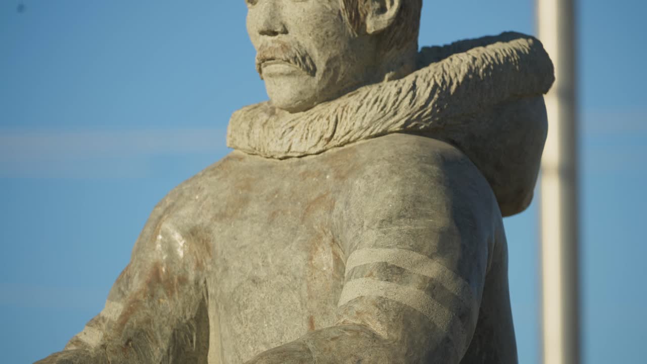 cerca de la estatua de la policía con el perro de la policía