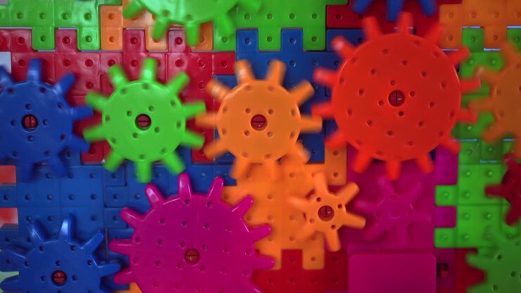 Ingranaggio giocattolo di plastica Lavorare per un obiettivo comune, concettuale