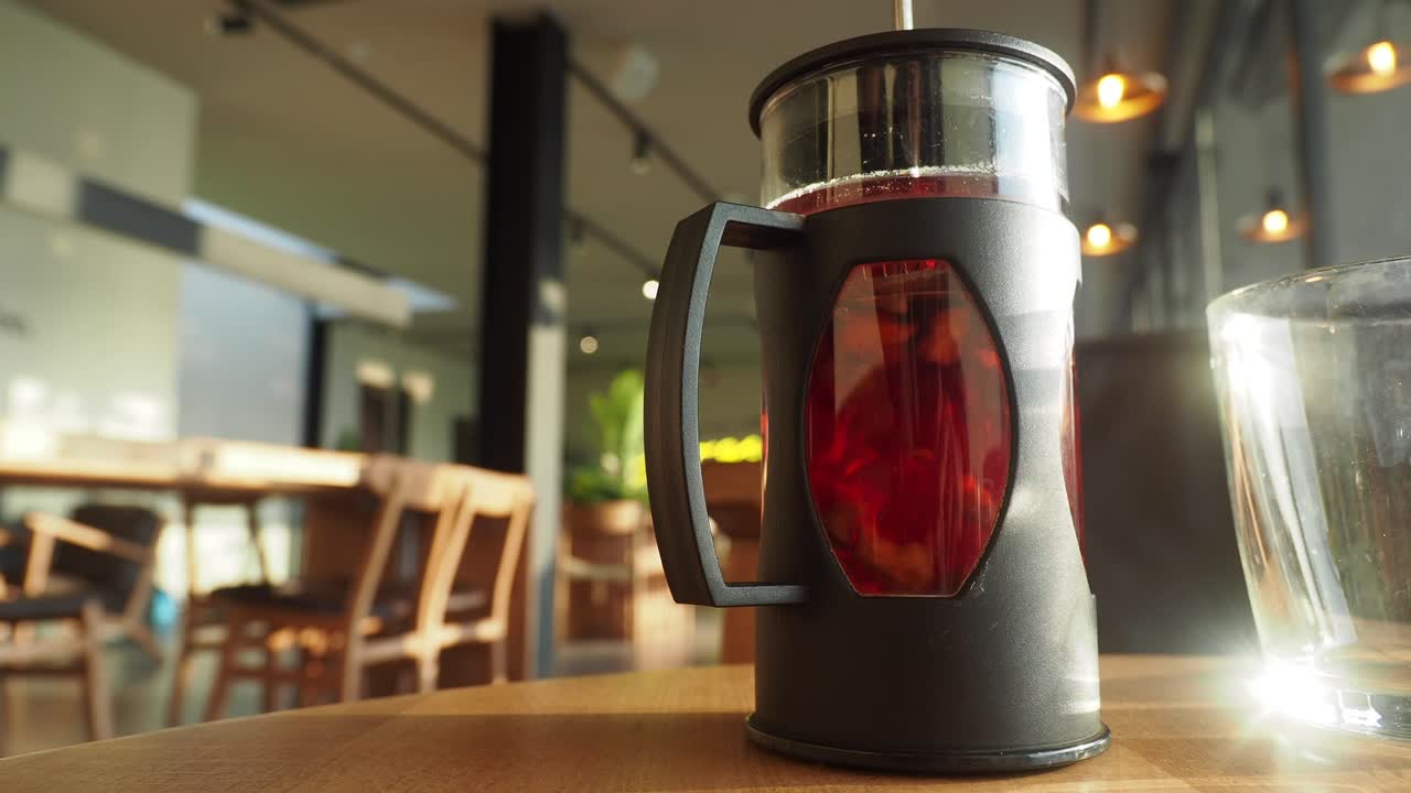 프렌치 프레스 에서 차