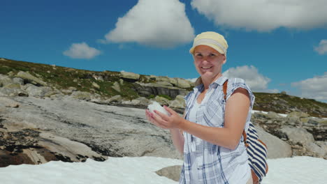 Glückliche-Frau,-Die-Im-Heißen-Sommer-Norwegens-Schneebälle-Auf-Einem-Gletscher-Spielt,-Aber-Der-Schnee-Ist-Noch-Nicht-Geschmolzen---Das-Ist