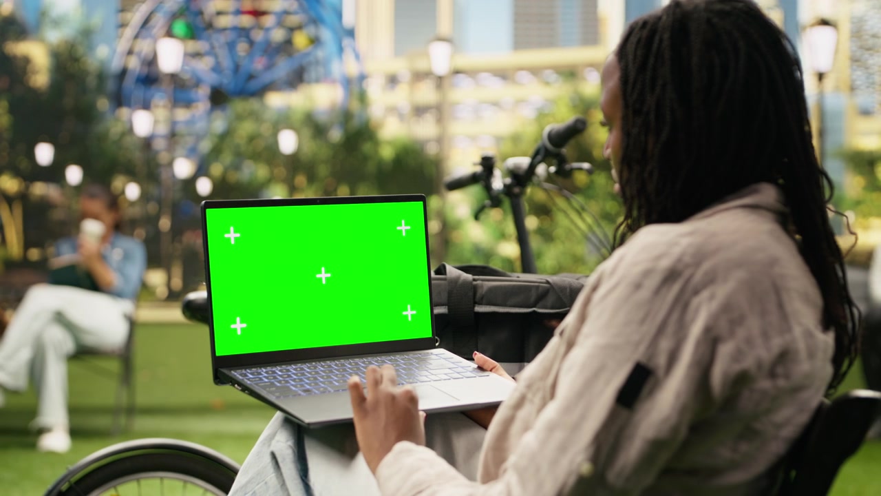 Mockup isolato su schermo verde su smartphone tenuto da una donna in un parco urbano