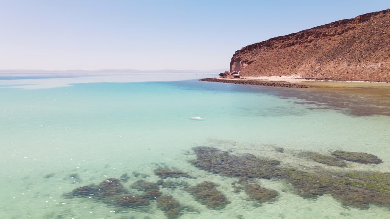 공중: 호화 요트, 열대 만 근처 청록색 바다에서 수영하는 여자