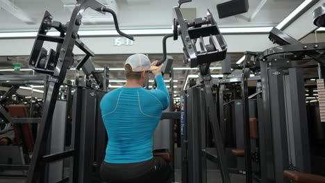 muscular mantraining back muscles at lat pulldown machine at modern gym