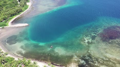 vista aérea de una hermosa bahía en filipinas con un barco tradicional flotando en aguas azules en un hermoso día soleado, concepto de viaje