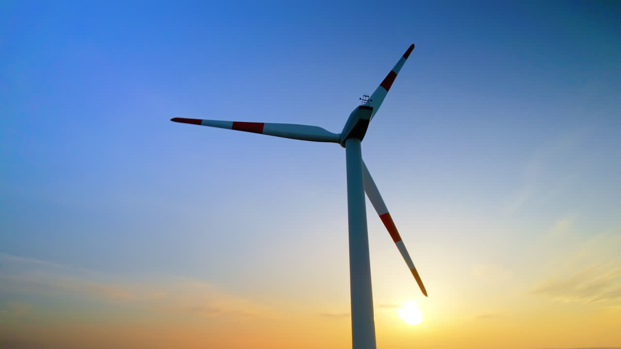 Generatore di elettricità da energia eolica al tramonto