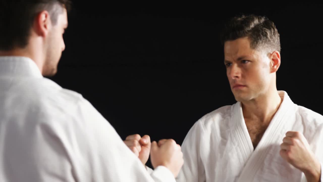 hombres practicando karate