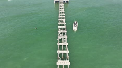 pesca y navegación cerca del muelle de nápoles después del huracán ian