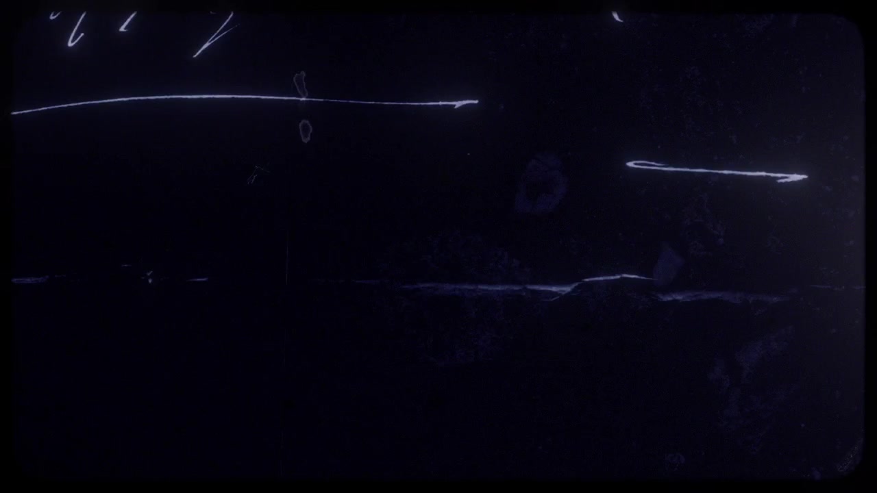 Tira de película oscura revelando texto vintage brillante