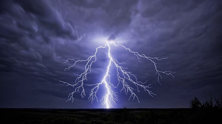 Video di un paesaggio spettacolare che cattura un fulmine che colpisce da una angolazione dal basso, sotto un cielo tempestoso