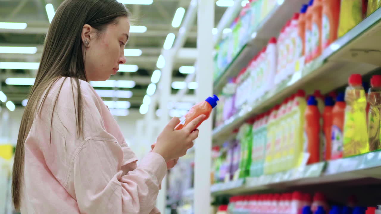 슈퍼마켓 에서 청소 용품 을 구입 하는 여자