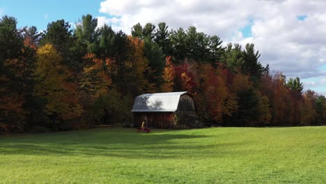 Malerische-Scheune-Mit-Herbstlich-Gefärbtem-Wald