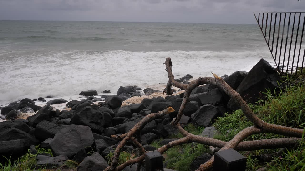 버리 헤즈, 골드 코스트 (영어: burleigh heads, gold coast) - 2024년 1월 2일, 골드코스트의 버리헤즈 (영어: gold coast) 에서 비가 내리고, 바다가 격렬하고, 폭풍이 불고 있다.