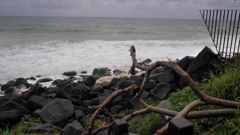 burleigh heads, gold coast 2 de enero de 2024 - lluvia, mares agitados y tormentas en burleigh head en la costa de oro