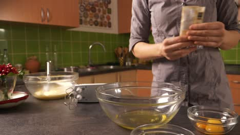 primer plano de una mujer joven preparando un delicioso relleno de pastel