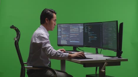 programador trabajando en código en una computadora