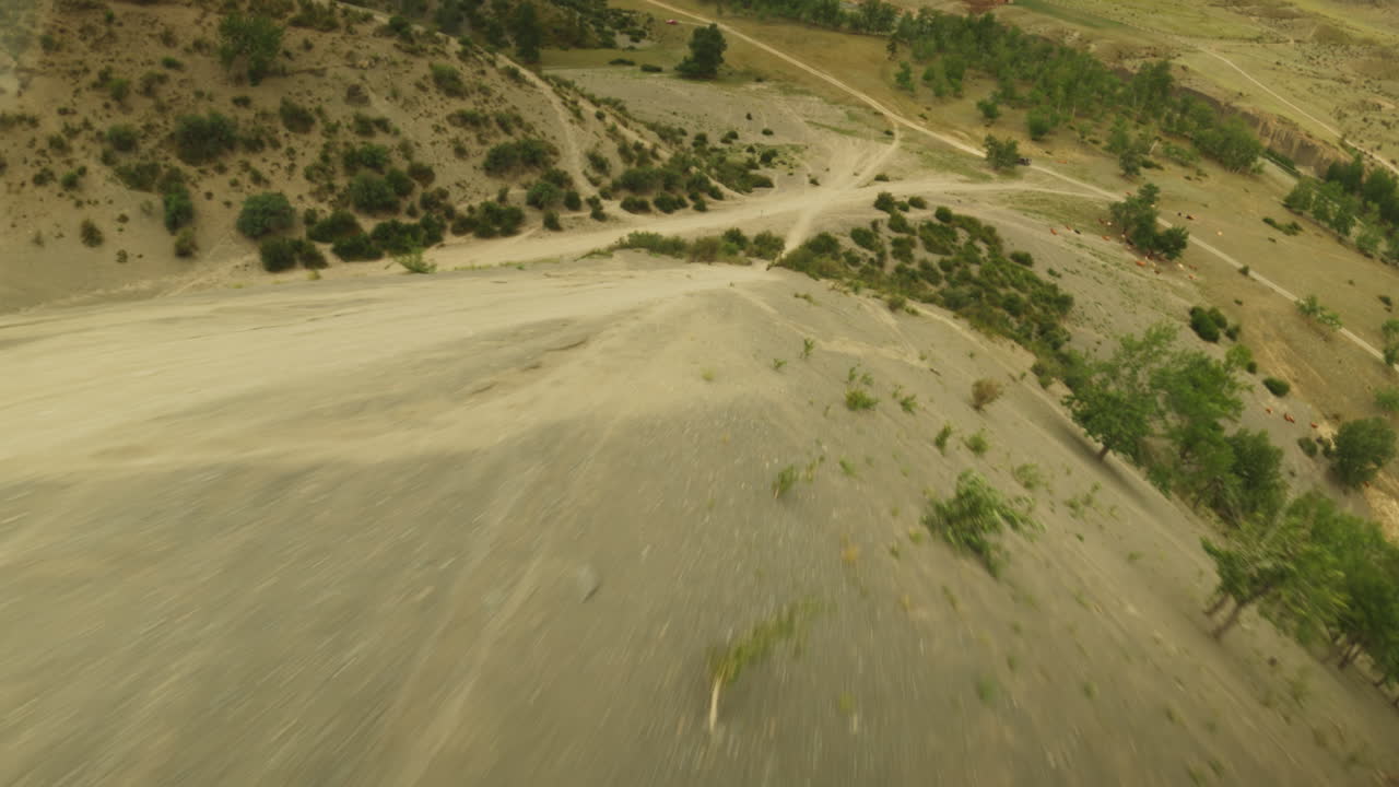 힐리 리 (hilly valley) 의 모토크로스 트랙과 밴 (f-p-v 드론) - 여름날 모터사이클 경주를 기다리는 색의 흔적이 있는 먼지로 가득한 트레일