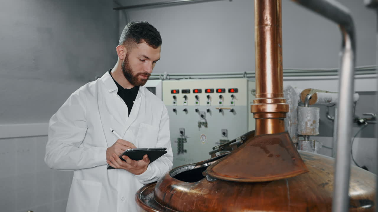 trabajador de la cervecería tomando notas