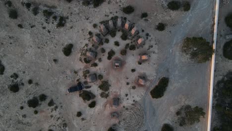 vista de drones de torres históricas de piedra en una zona alta junto al mar, vista histórica de la roca tomada desde arriba