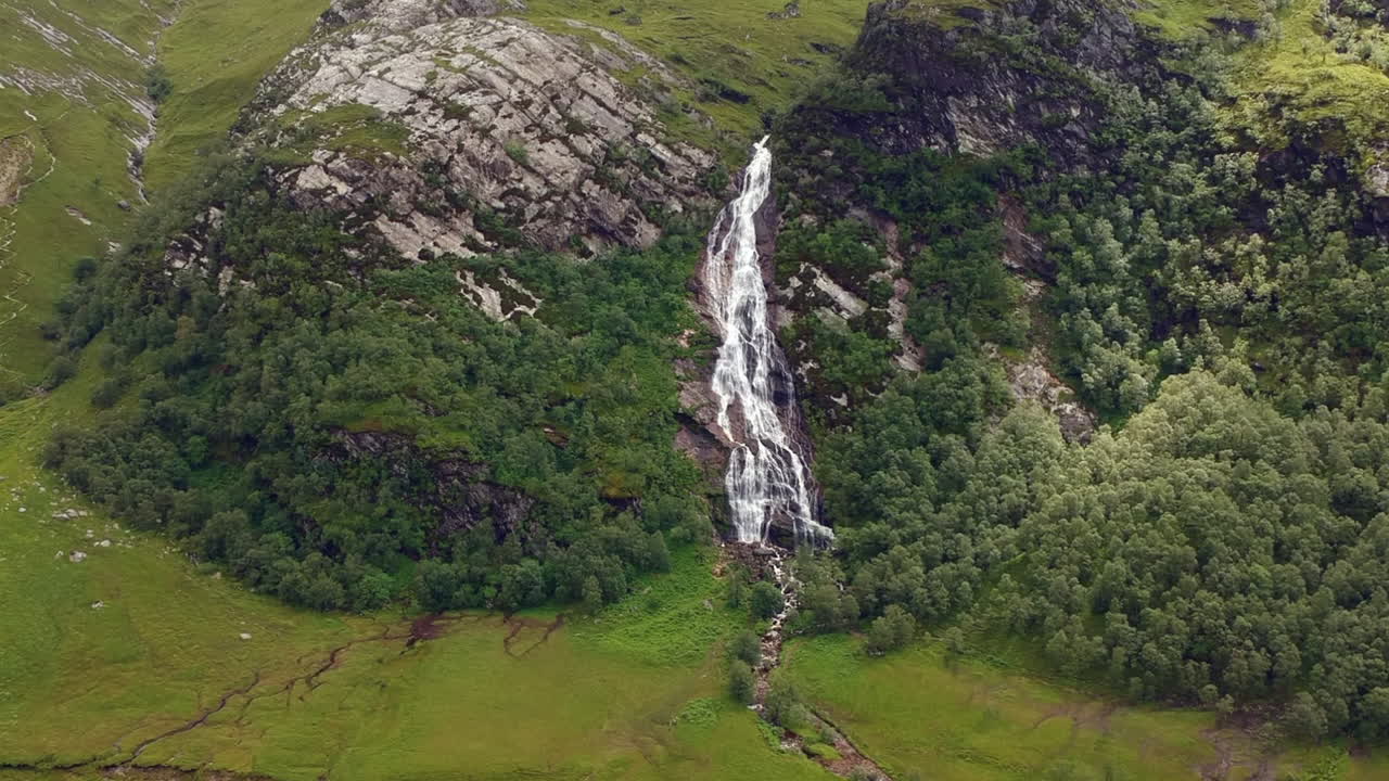 Ripresa con drone della Cascata Steall in una giornata nuvolosa e cupa