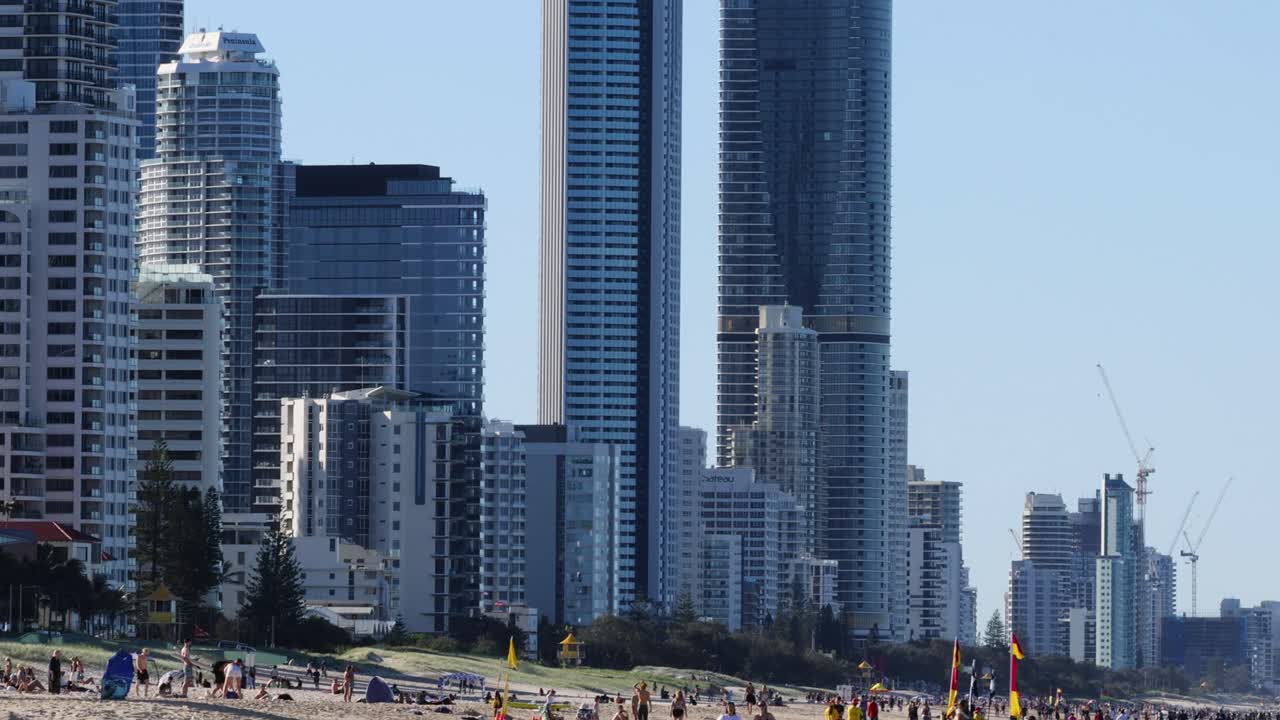 도시 스카이 라인 에 맞춰 해변 을 즐기는 사람 들