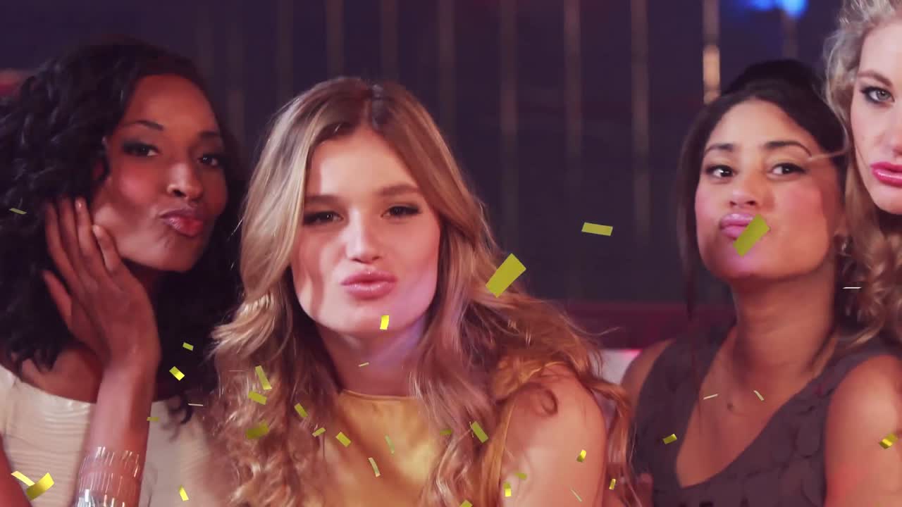 animación de confeti cayendo sobre un grupo feliz de amigos divirtiéndose en la fiesta
