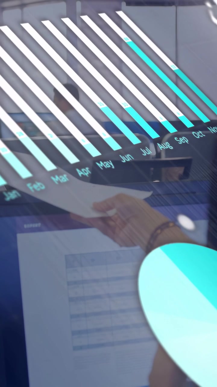 Præsentator rækker ud efter papir på en business-tablet, der afslører et animeret søjlediagram og cirkeldiagram til gennemgang.