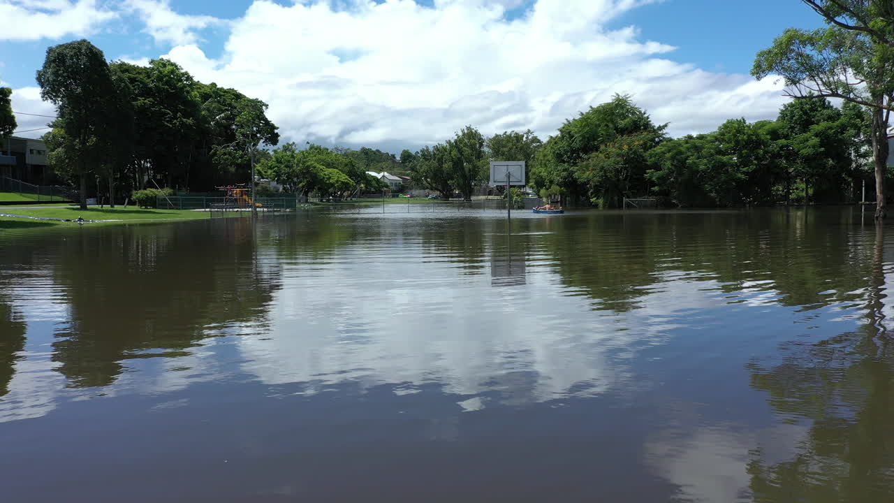 호주 머위룸바(murwillumbah)의 작은 마을에 있는 침수된 농구 코트의 4k 드론 샷