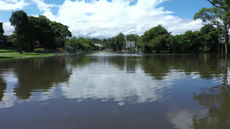 disparo de dron de 4k de una cancha de baloncesto inundada en la pequeña ciudad de murwillumbah, australia