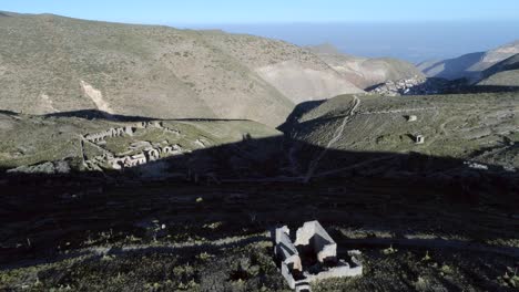 toma aérea panorámica del pueblo fantasma y el pueblo real de catorce, san luis potosí, méxico