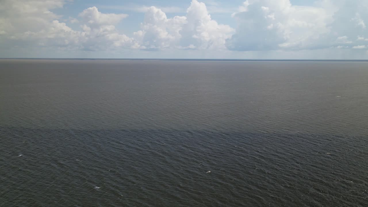 dos mareas que se encuentran en el océano atlántico entre la isla caribeña de trinidad y venezuela