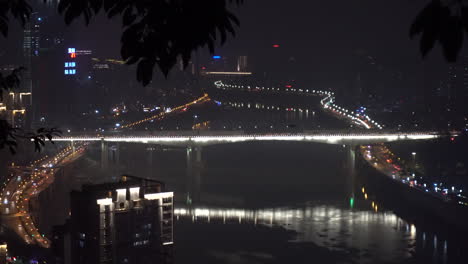 Puentes,-Ríos-Y-Tráfico-En-La-Ciudad-Por-La-Noche