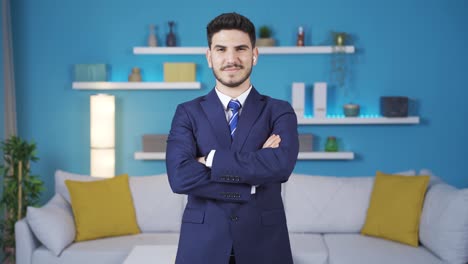 un joven empresario exitoso en traje.