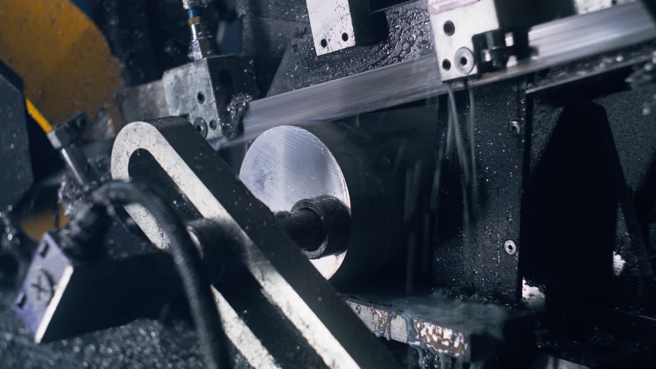 기계는 강철 파이프를 자르고 냉각 액체를 사용합니다.