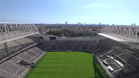 Flug-über-Das-Leere-Bloomfield-Fußballstadion,-Erstaunliche-Technik-Und-Feinster-Rasen.-Jaffa,-Tel-Aviv.-Das-Stadion-Wurde-Drei-Jahre-Lang-Renoviert-Und-Ist-Die-Heimat-Von-Drei-Vereinen