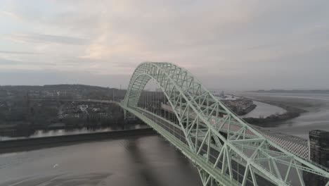 runcorn silver jubilee bridge在日出时的空中景象