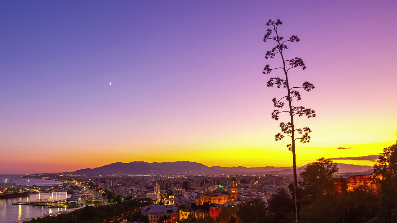 Time lapse of the sun setting over M&aacute;laga, Spain revealing hazy light pollution in the sky