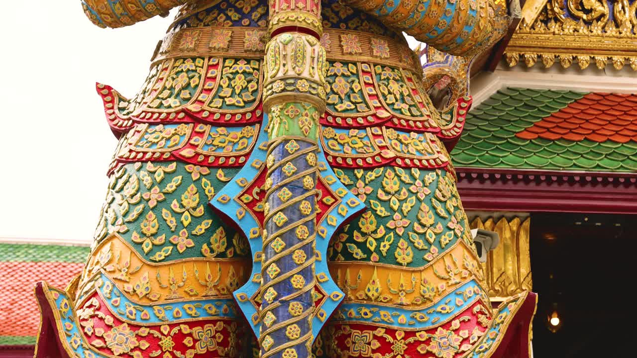 estatua de guardián colorida en el templo de buda esmeralda en bangkok, tailandia