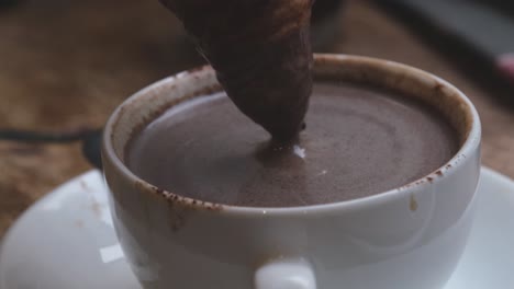 sumergir un croissant en un mochaccino, la rutina de la mañana