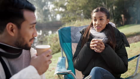 Pareja,-Café-Y-Hablando-En-Una-Silla-De-Campamento-Al-Aire-Libre