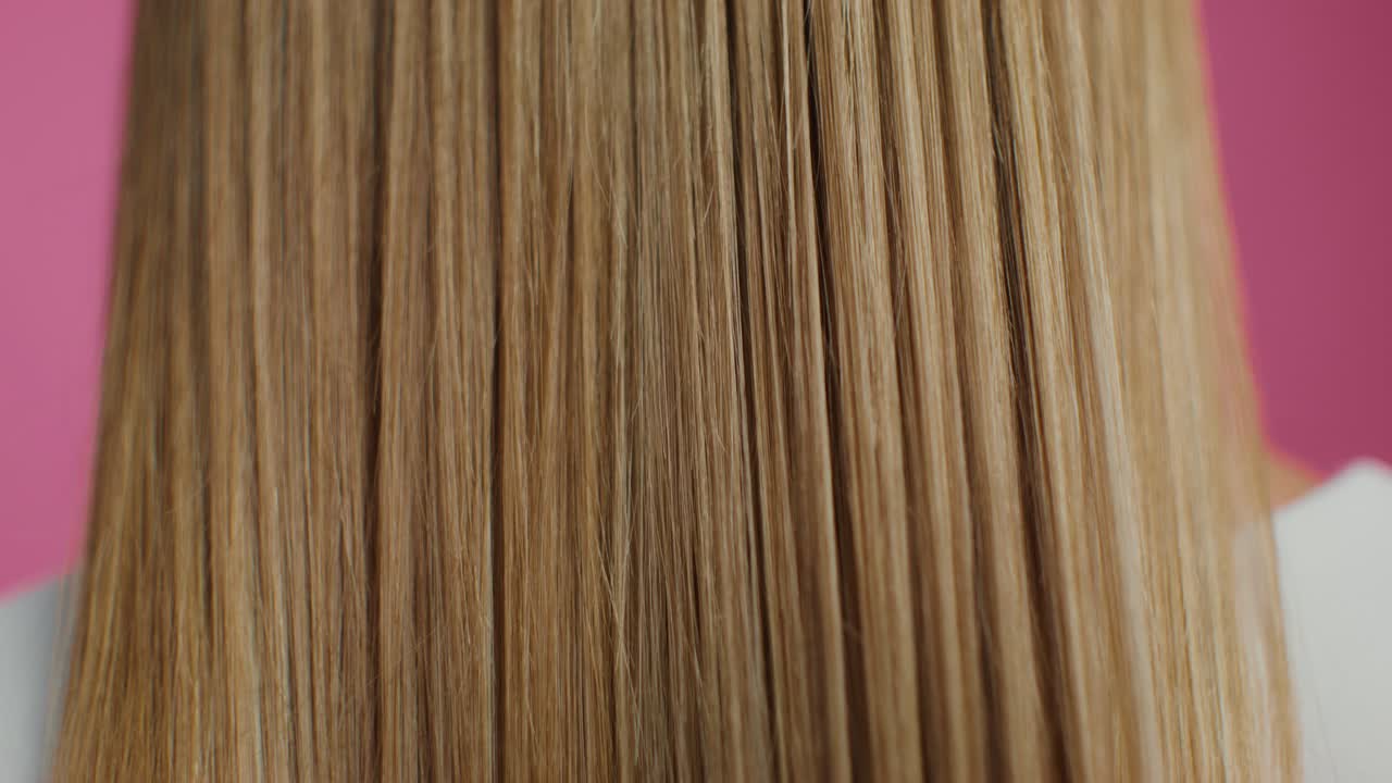 el cabello rubio liso