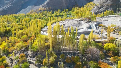 Drohnenansicht-Der-Stadt-Skardu-Im-Frühling-In-Pakistan