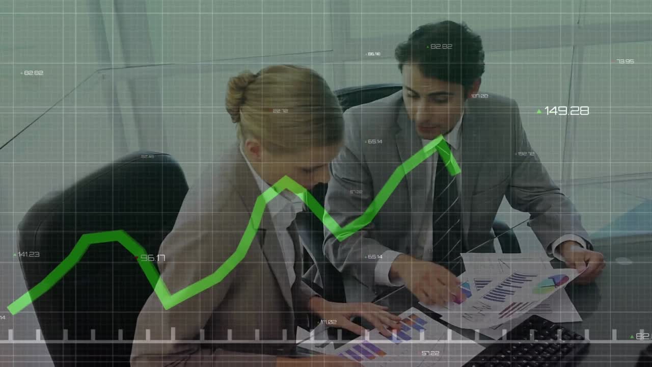animación del procesamiento de datos estadísticos sobre empresario caucásico y empresario discutiendo