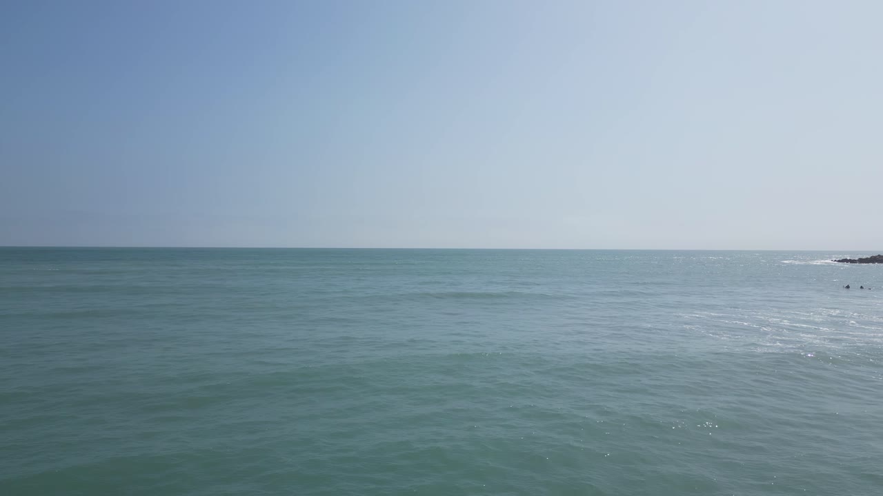 떠있는 바다의 느린 공중 촬영