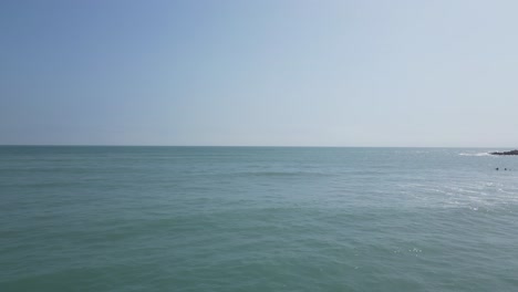 떠있는 바다의 느린 공중 촬영
