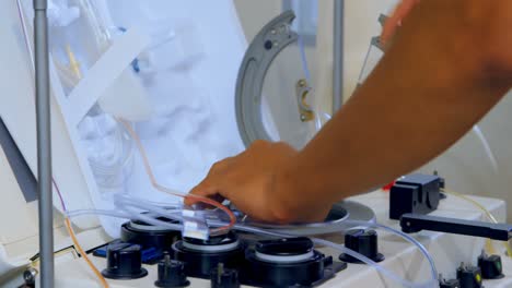 médico que quita el equipo médico 4k