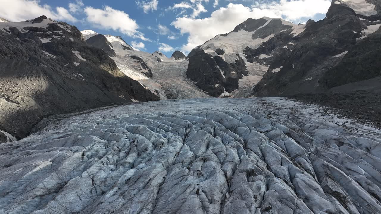 시간이 지남에 따라 형성 된 균열을 강조하는 morteratsch 빙하의 조류 시각